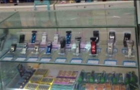 A man in liuzhou stole an electric shaver in a mall.