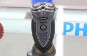 Philips HQ6095 electric shaver with 3D contour tracking system